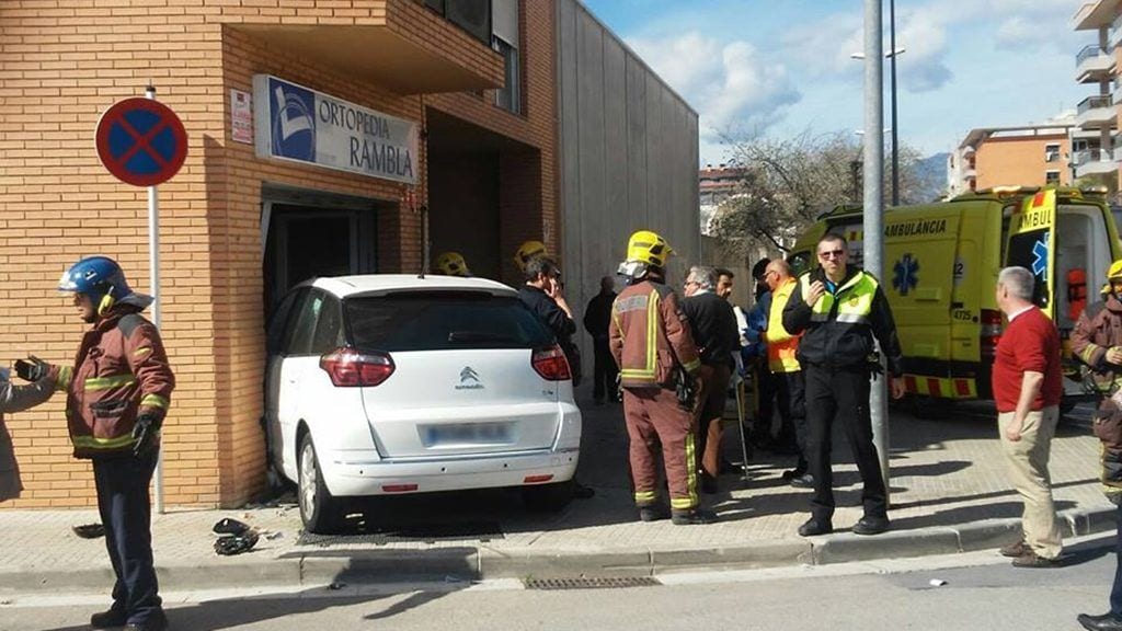 El cotxe s'ha encastat a l'aparador de l'ortopèdia 'Rambla'