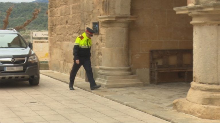L’Audiència Nacional investiga el ple d’Arnes pel suport al 9N Moment en què els Mossos accedien a l'Ajuntament d'Arnes