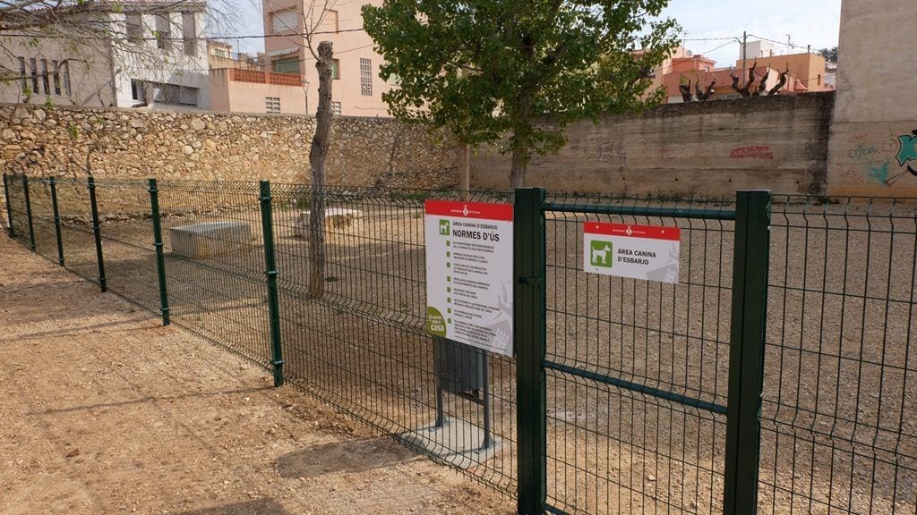 Tortosa posa en marxa una nova àrea canina d’esbarjo La nova àrea d'esbarjo canina s'ubica al barri de Sant Llàtzer. Foto: Ajuntament de Tortosa