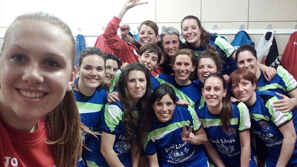 L'Handbol Club Perelló celebra la victòria contra l'AEH Les Franqueses