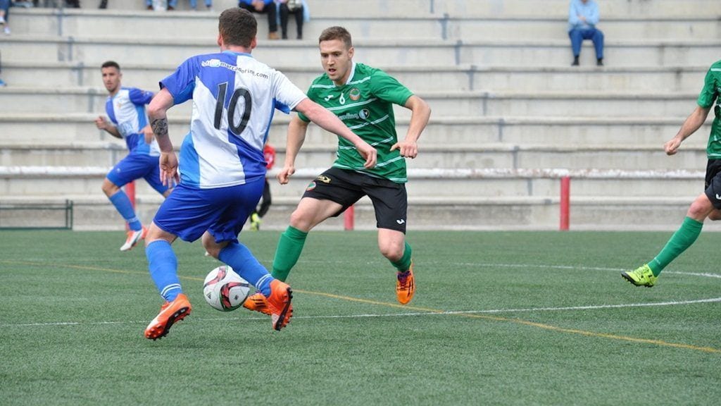 Artur Gòdia al davant d'un dels jugadors del Sabadell. Font: www.fcasco.com
