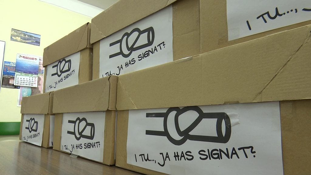 Caixes amb les signatures que s'han entregat al Síndic