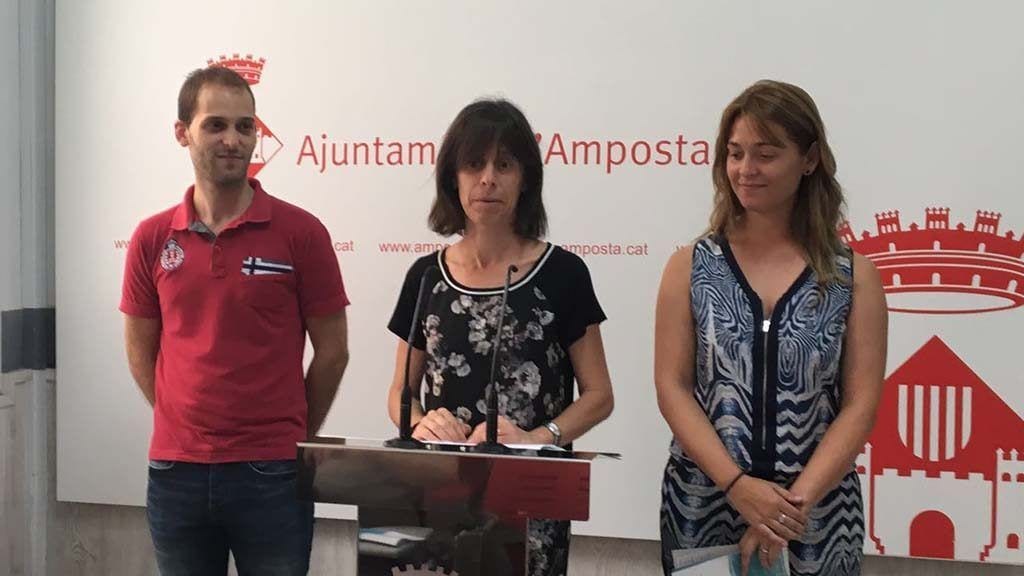 Els músics Pau Rodríguez i Laura Ruiz amb la regidora Inés Martí