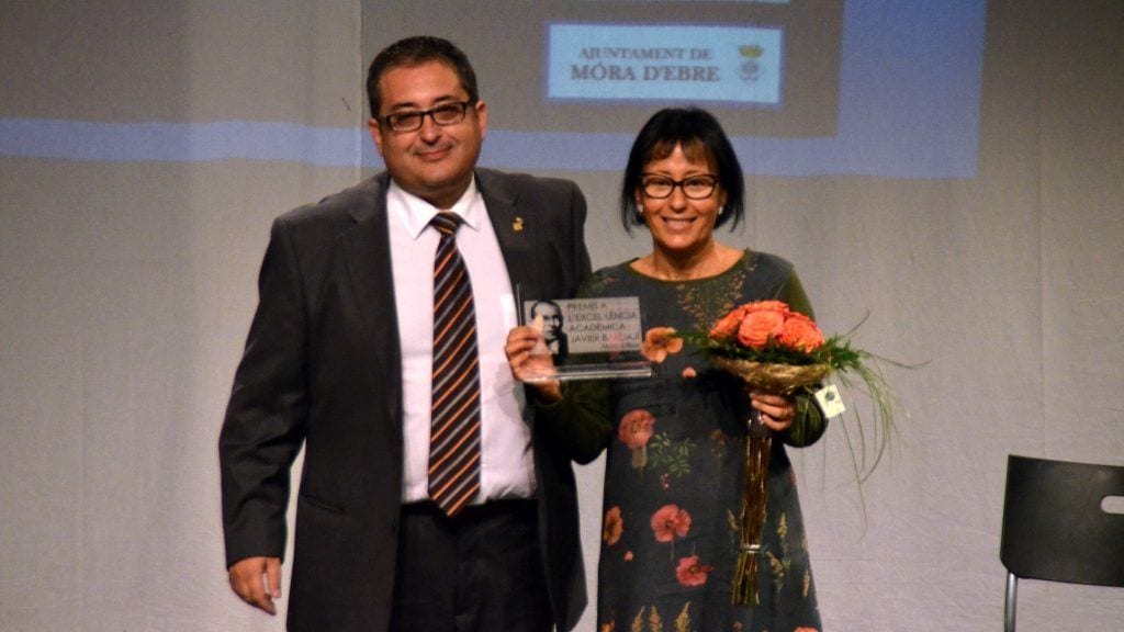 L'alcalde de Móra d'Ebre, Joan Piñol, amb la vídua del Dr. Bardají, Carme Costa.