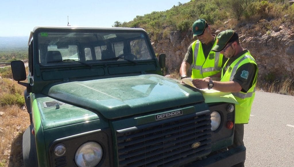 Els agents rurals al barranc de Carreretes, a la carretera que uneix Roquetes amb el cim del Caro