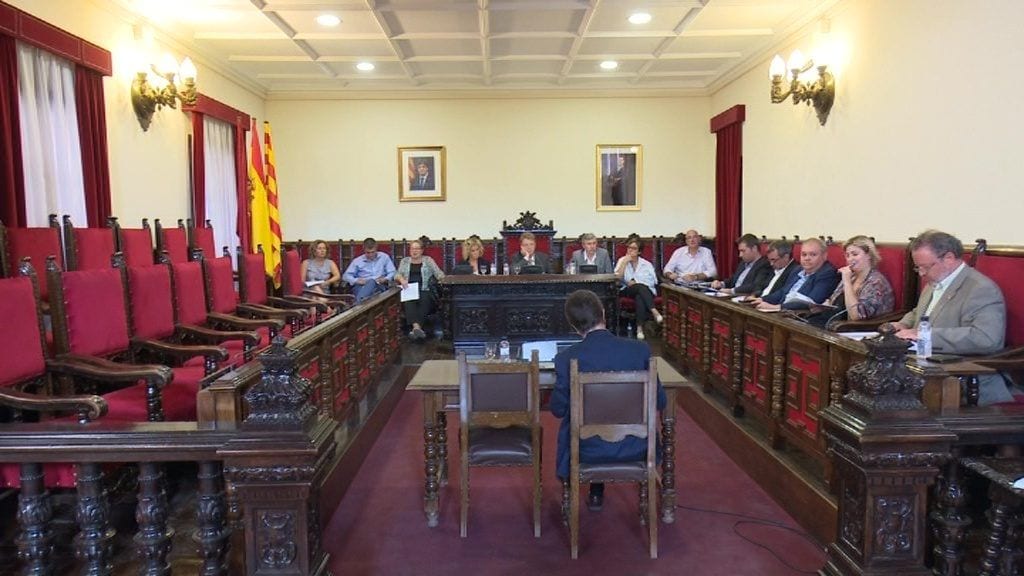 Els grups de Movem i el PSC van abandonar el ple de Tortosa mentre l'alcalde llegia el punt de l'aprovació del ROM