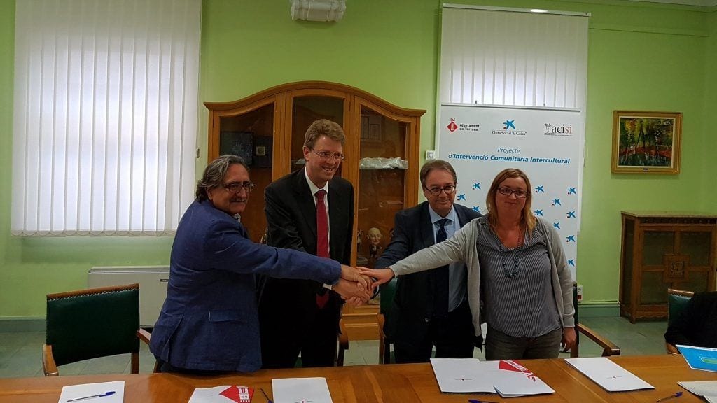 Acte de signatura del conveni amb representants de les institucions col·laboradores / Cedida