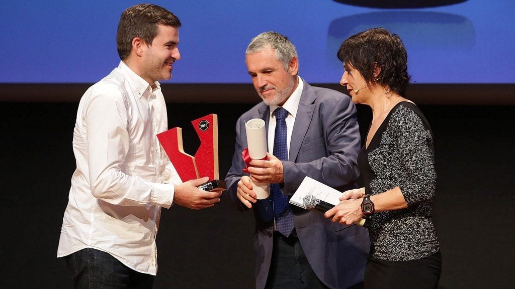 Moment en què el representant de Sant Josep Vins recull el Vinari d'Or/ Jordi Play