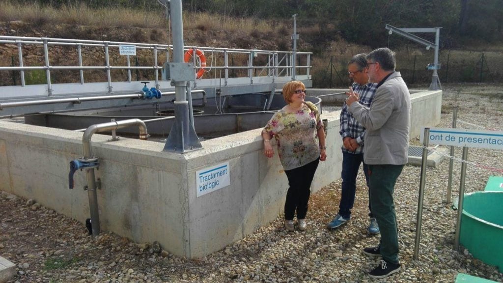 Representants del Consell Comarcal i de l'Ajuntament de Benifallet durant la visita a la depuradora.