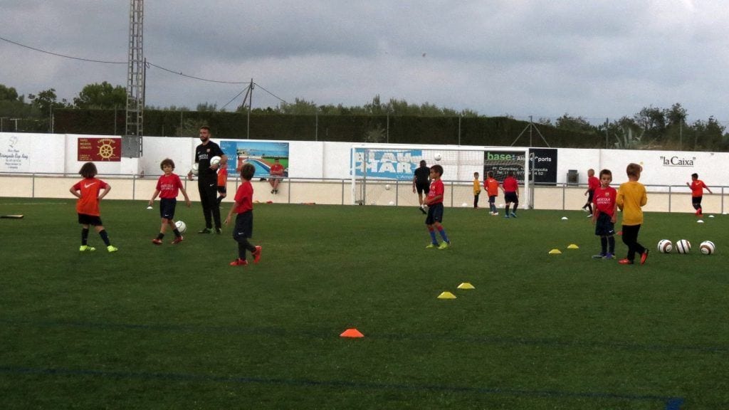 Nens durant un entrenament de la nova temporada 2016-2017 de la FCBEscola Terres de l'Ebre al camp de futbol de l'Ampolla.Foto: Cedida
