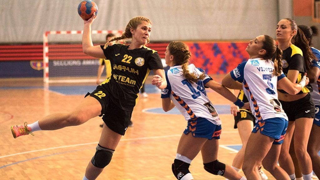 La jugadora de l'Amposta, Aida Rieres, durant una acció del partit/ Jaime PG