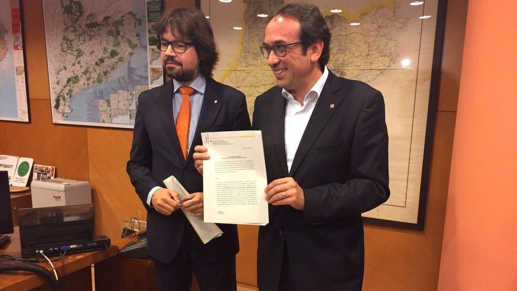 Rull, amb els documents del contenciós, aquest divendres, amb el secretari d'Infraestructures i Mobilitat, Ricard Font / @joseprull