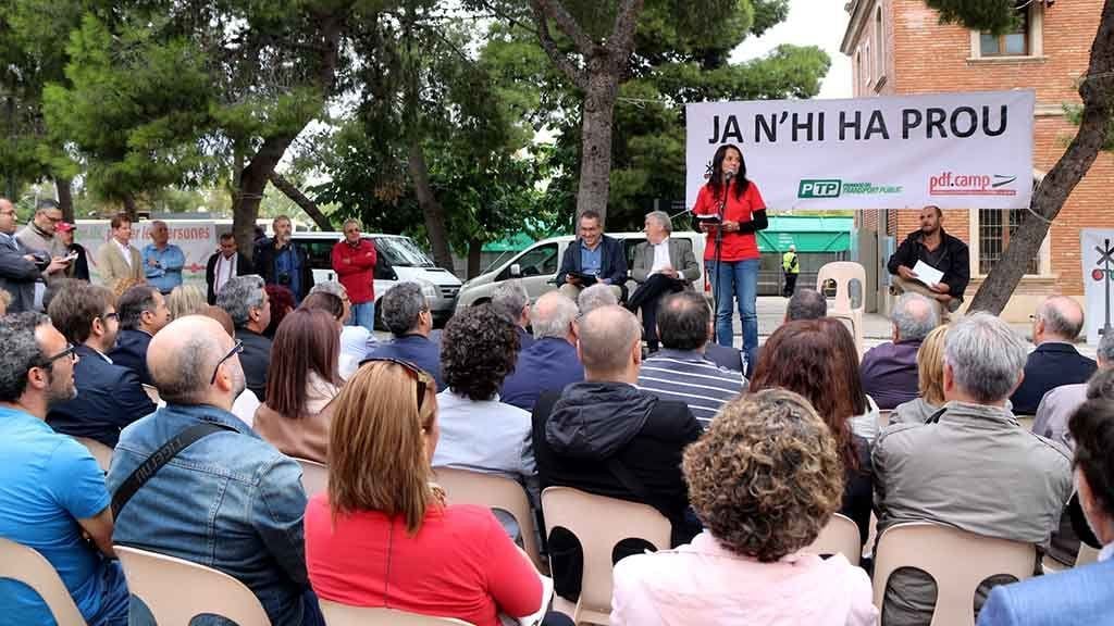 La portaveu de la plataforma Trens Dignes durant un moment de la concentració a Vila-seca. Font: ACN