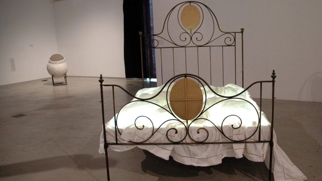 Peça Somiant-me d’Ester Ferrando, amb l’escultura sonora de Josep Cerdà al fons.