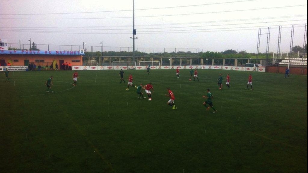 La pluja va marcar el partit entre la Pobla i l'Ascó / @CF Pobla Mafumet