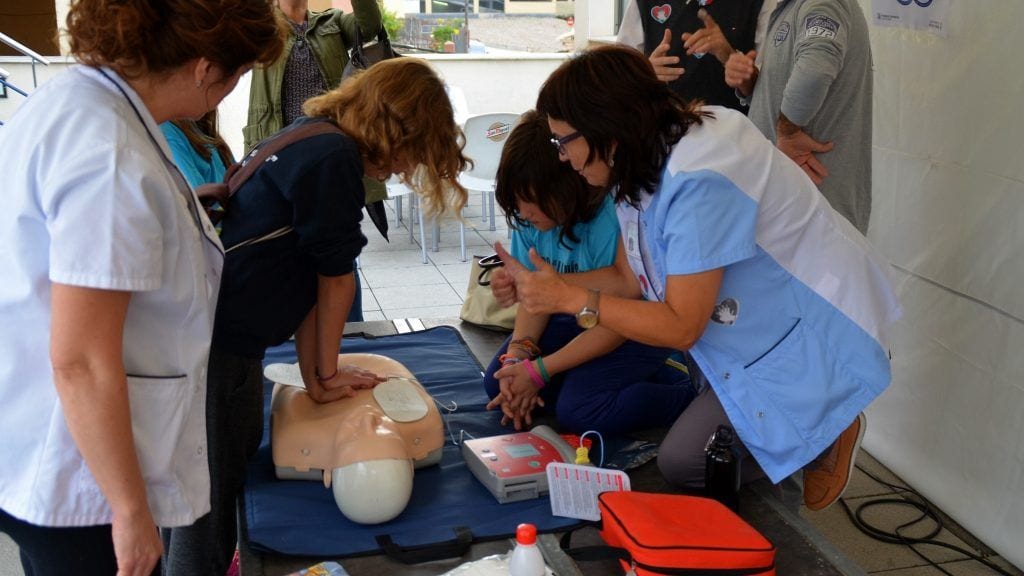 Móra d’Ebre ensenya els xiquets com reanimar una persona amb aturada cardíaca