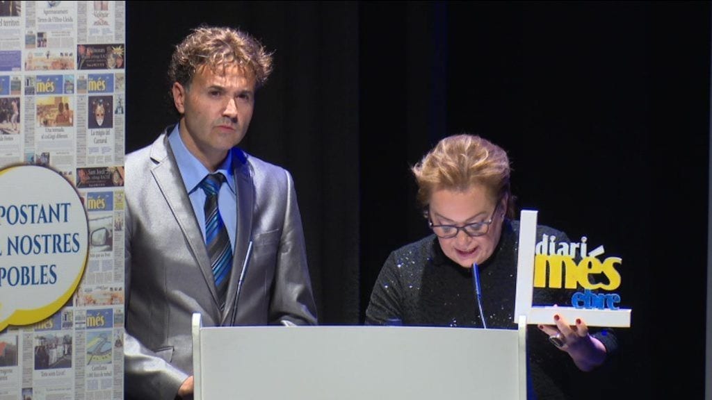 La directora del Mes Ebre, Isabel Carrasco i el periodista, Michel Viñas en un moment de l'acte