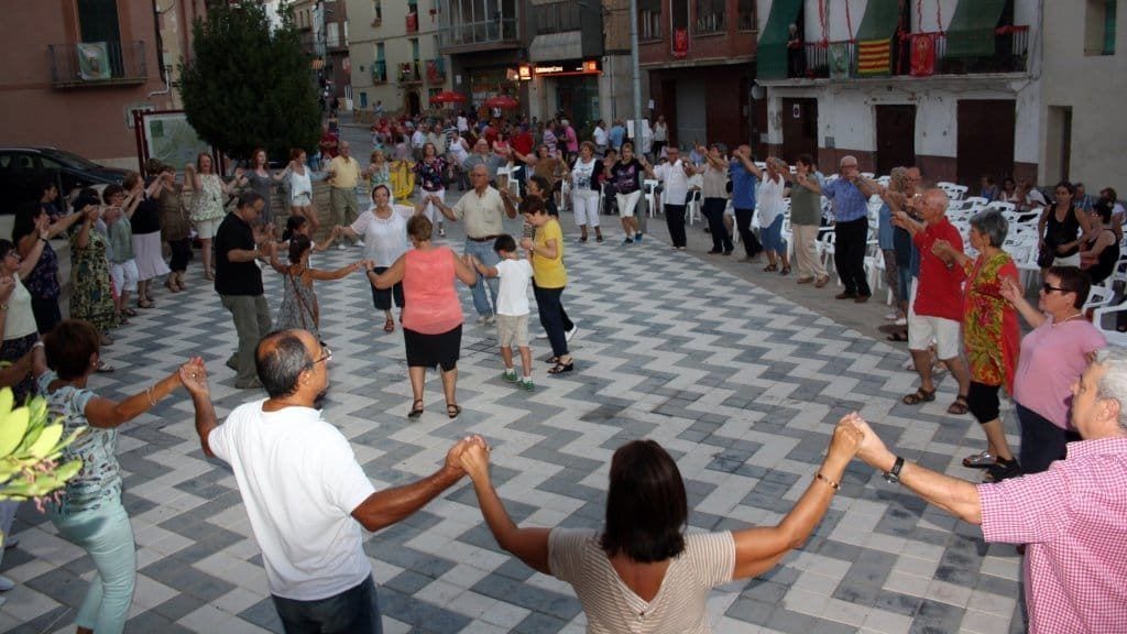 Un dels aplecs de sardanes a Riba-Roja d'Ebre / Cedida