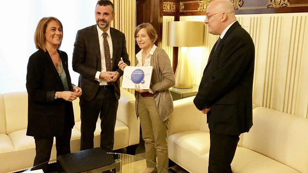 El conseller Vila lliura l'Informe de Política Lingüística 2015 a la presidenta del Parlament, Carme Forcadell / Departament de Cultura