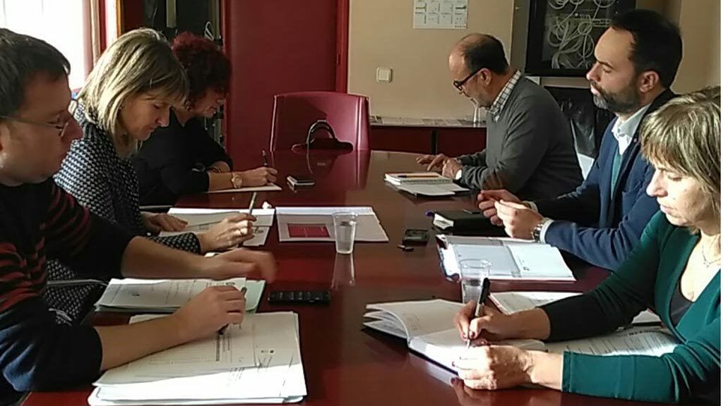 L'equip de govern d'Alcanar durant la reunió de trebal el 6D