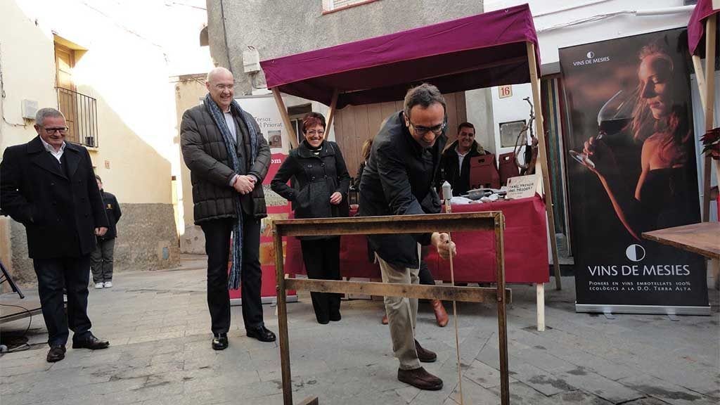 La Fira de Nadal omple de visitants els carrers del nucli antic de Tivissa El conseller Josep Rull va inaugurar la Fira de Nadal de Tivissa /Cedida
