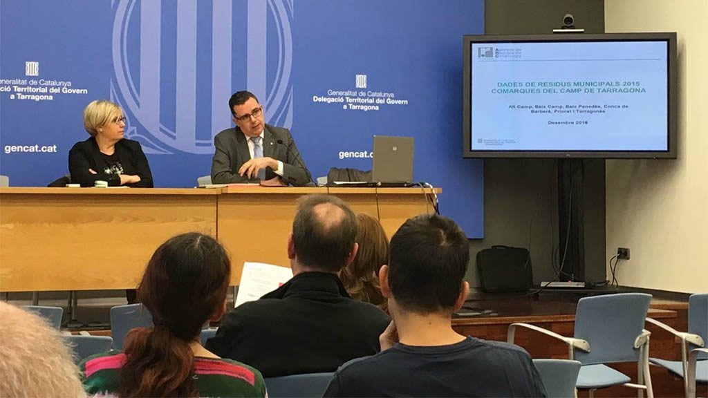 El director de l'ARC, Josep Maria Tost, i la directora dels serveis territorials del Departament de Territori i Sostenibilitat a Tarragona, Trinitat Castro, aquest matí durant la presentació de les dades de residus. / TES