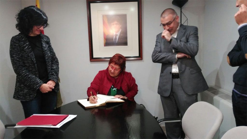 La consellera Dolors Bassa signant el llibre d'honor a l'Ajuntament de Flix