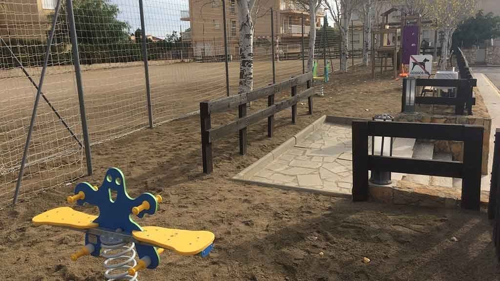 Elements renovats del parc infantil del carrer Ventura Gassol de l'Ampolla.