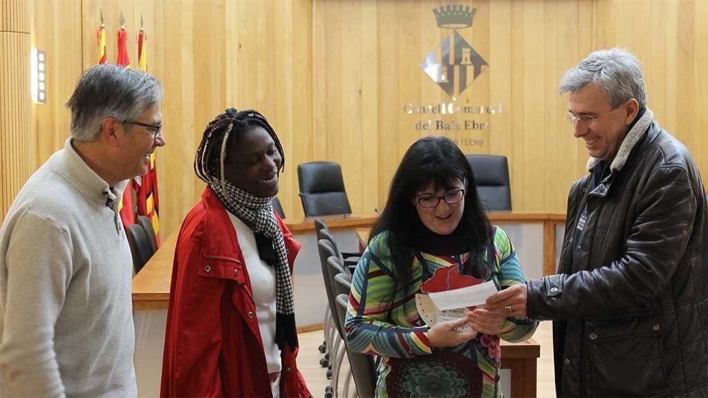Impulsores del projecte Poni Club Natura recollint el premi / Cedida