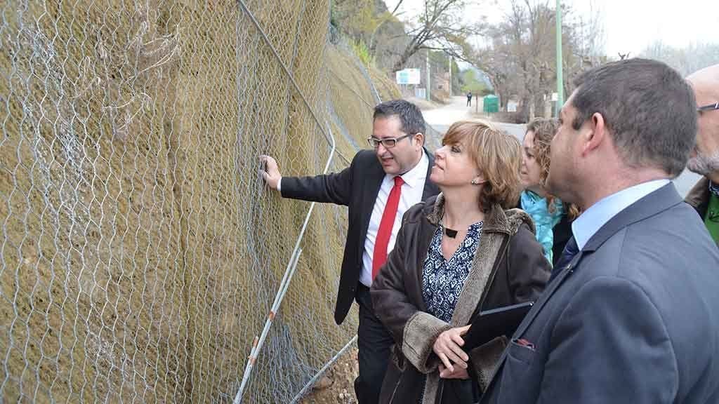 La consellera Borràs en una visita, el març passat, a les obres de la primera fase de l'estabilització dels talussos del castell de Móra d'Ebre