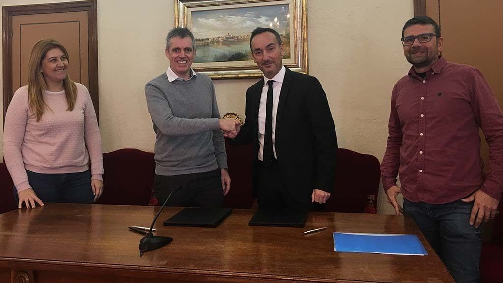 Tomàs i Gómez, al centre, avui a l'acte de signatura del conveni / Ports de la Generalitat