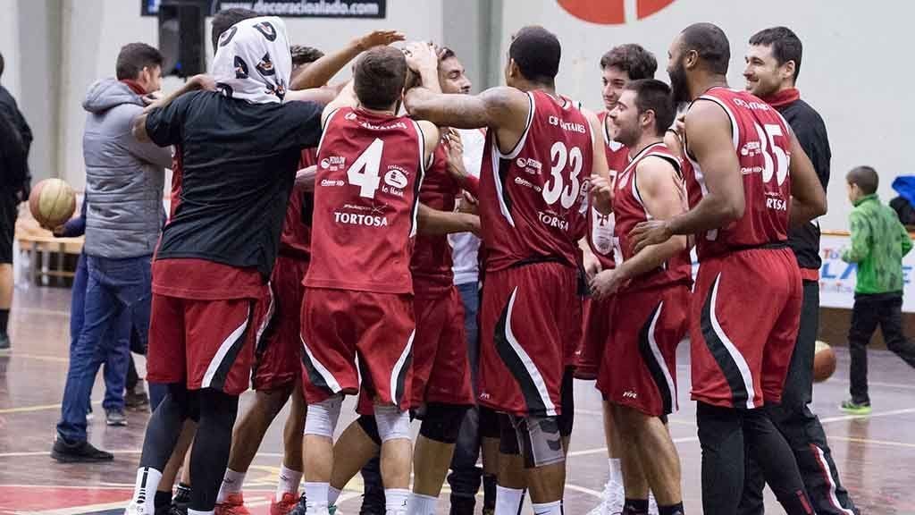 Els jugadors del CB Cantaires despedeixen el seu company Luc Archimede / Ferran Almendros