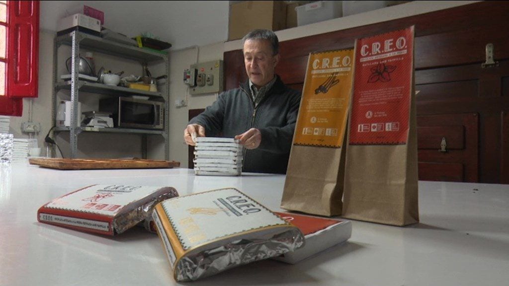 Creo: nova imatge, mateix sabor Javier Benet, propietari de CREO, al taller de l'empresa a Tortosa