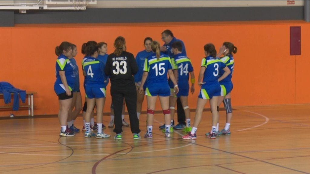 L’Handbol Perelló acumula 11 victòries en 11 partits L'Handbol Perelló en un moment del partit contra la Llagosta