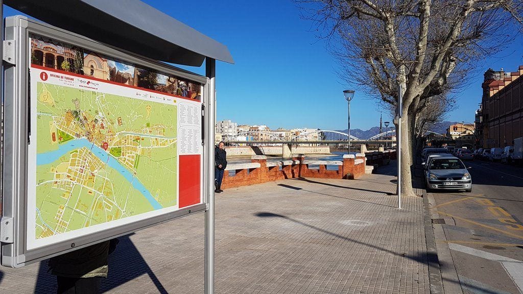 Un dels nous panells turístics, ubicats al passeig del riu de Tortosa / Cedida