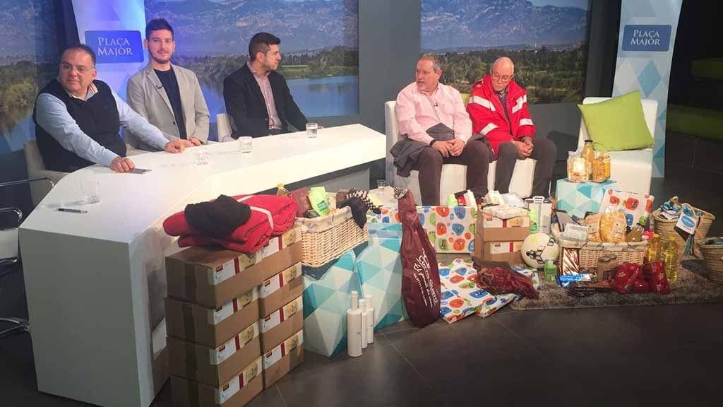 Representants del Grup l'Ebre durant l'entrega de la panera a Creu Roja