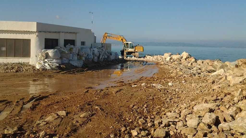 CUP Deltebre: «S’han llençat al mar 125.000 euros públics» Els restaurant 'Els Vascos' ha patit les conseq¨`encies del temporal / Cedida