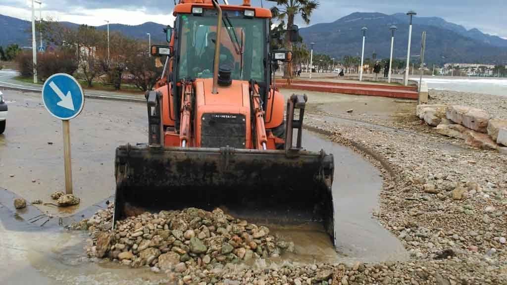 El temporal causa greus desperfectes a Les Cases d’Alcanar Els treballs dels operaris de la Brigada Municipal per reparar els danys del temporal / Ajuntament d'Alcanar