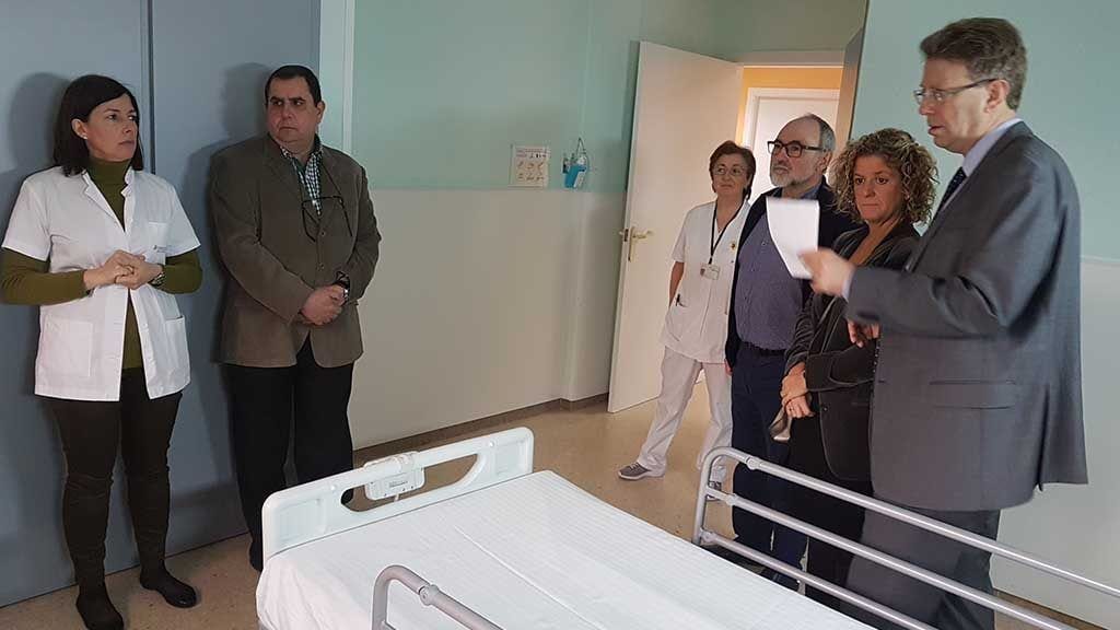 L’Hospital de Jesús comptarà amb habitacions individuals per als malalts de cures pal·liatives L'alcalde de Tortosa, Ferran Bel, la presidenta de GESAT, Meritxell Roigé, el conseller delegat de GESAT, Pere Panisello, i la directora-gerent de l'Hospital, Almudena Garnica / Cedida