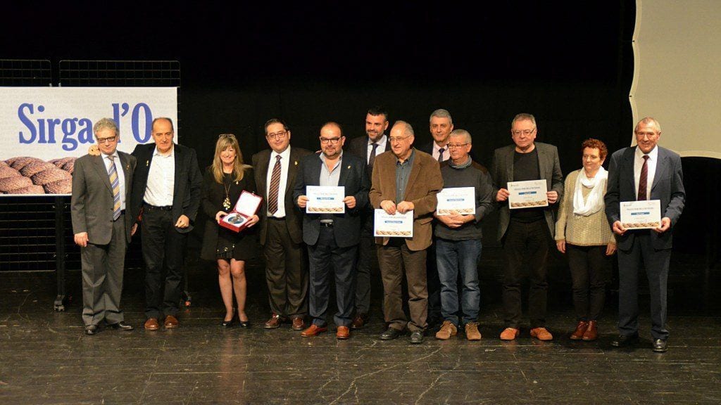 Foto de família dels guanyadors, finalistes i autoritats adjunta / Ajuntament Móra d'Ebre