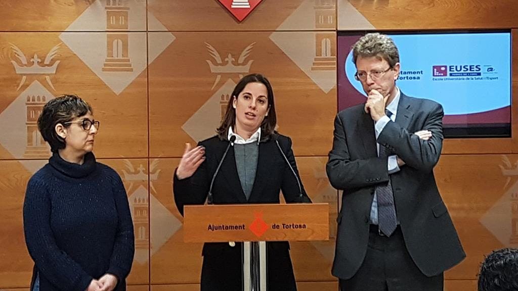D'esquerra a dreta: la regidora de Serveis Socials, Maria Jesús Viña, la directora general d'EUSES, Montserrat Roche, i l'alcalde de Tortosa, Ferran Bel