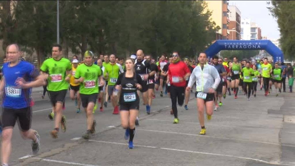Vora 300 atletes participen als 10mil i a la Mitja Marató d’Amposta Sortida de la Mitja Marató d'Amposta