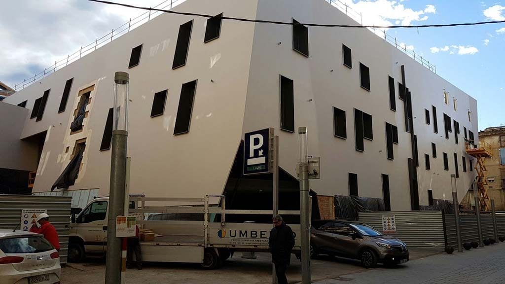 L'edifici de les delegacions està ubicat al carrer Montcada de Tortosa