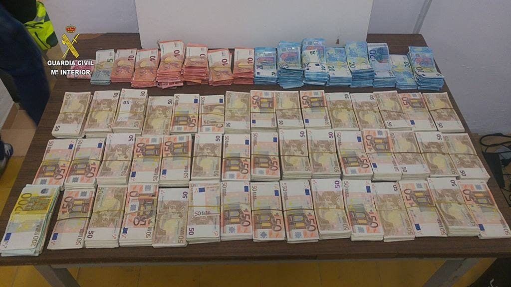 Els 280.000 euros intervinguts pels agents / Guàrdia Civil