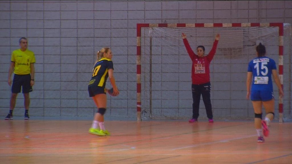 Alba Simón executa un llançament durant el partit contra el Puchi