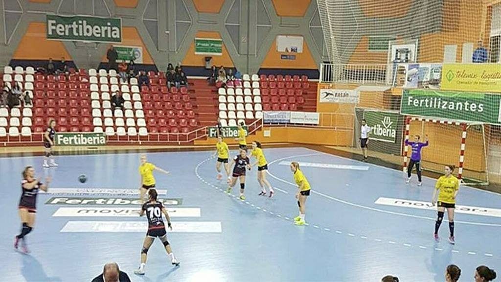 L'handbol Amposta en una jugada del partit contra el Morvedre / cathandbol.cat