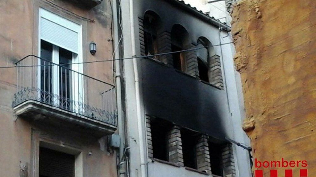 La façana de l'habitatge de Tortosa afectat per un incendi / ACN - Bombers