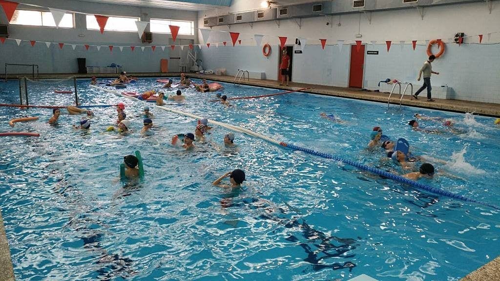Més de 500 persones participen en una jornada solidària contra el càncer infantil a Tortosa Escolars durant la nedad solidària a Tortosa