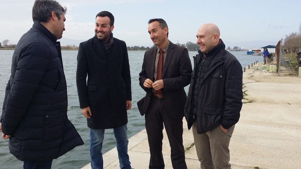 El gerent de Ports de la Generalitat i l'alcalde de Deltebre, Lluís Soler, a l'embarcador de Deltebre /TES