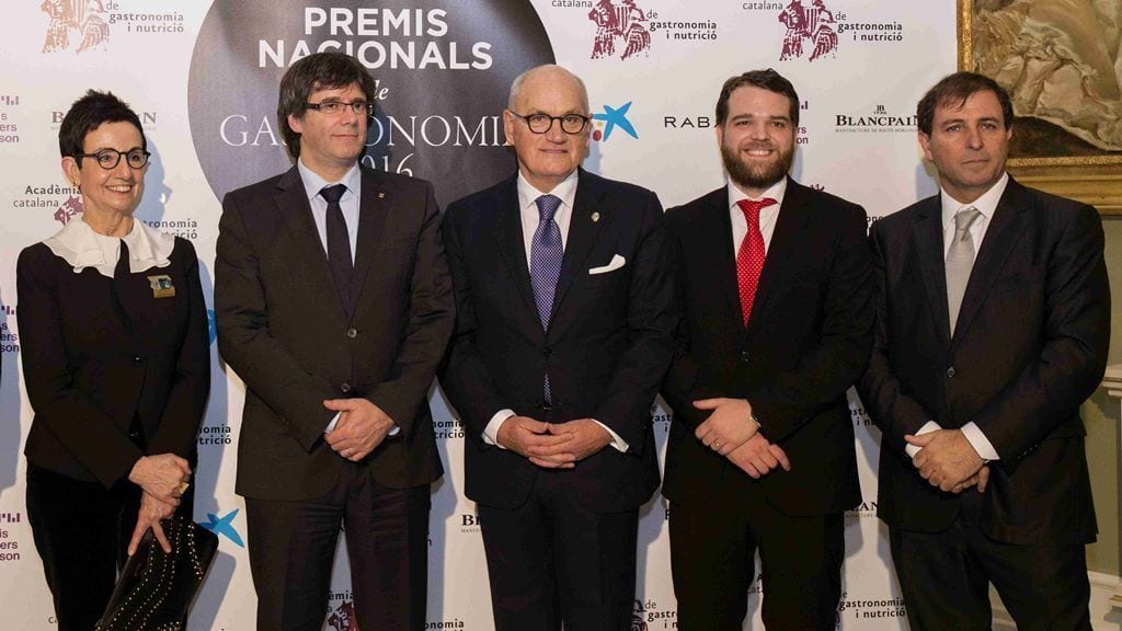 Els guardonats amb el president Puigdemont i el president de l'Acadèmia Catalana de Gastronomia, Carles Vilarrubí / Marta Jordi / l'Acadèmia Catalana de Gastronomia Imatge dels guardonats amb el president Puigdemont i el president de l'Acadèmia Catalana de Gastronomia, Carles Vilarrubí. Pla general. (Horitzontal) Foto en Alta Foto en Mitjana Secció/Subsecció: Cultura, Gastronomia Codificació territorial: Àmbit metropolità, Camp de Tarragona, Catalunya, Terres de l'Ebre Categories: Cultura, Àmbit metropolità, Foto, Camp de Tarragona, Catalunya, Gastronomia, Terres de l'Ebre Id: 3177074 Tags: guardó, Premi Nacional de Gastronomia, president, Puigdemont, Ruscalleda Textos Divendres, 17 Febrer 2017 Ruscalleda rep el Premi Nacional de Gastronomia 2016 en reconeixement a la seva trajectòria Territori Alt Pirineu i Aran Àmbit metropolità Andorra Camp de Tarragona Catalunya Catalunya del Nord Comarques centrals Comarques gironines Estat espanyol Europa